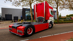 20251019-Tom-Holding-00037